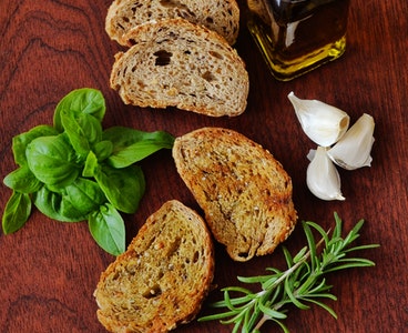 Pesto sousu ilə çörək