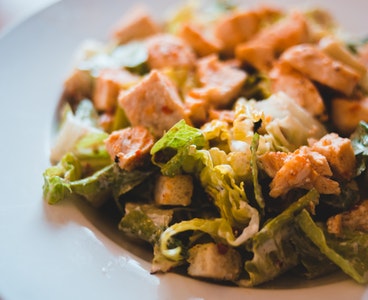 Ananasla toyuq salatı