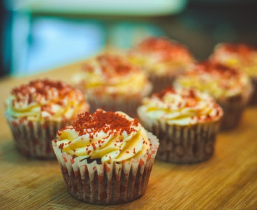 Banan və fındıqli kekslər