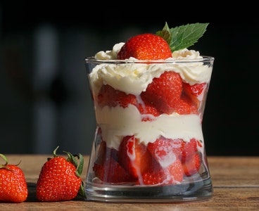 Qeyri-adi çiyələkli desert.